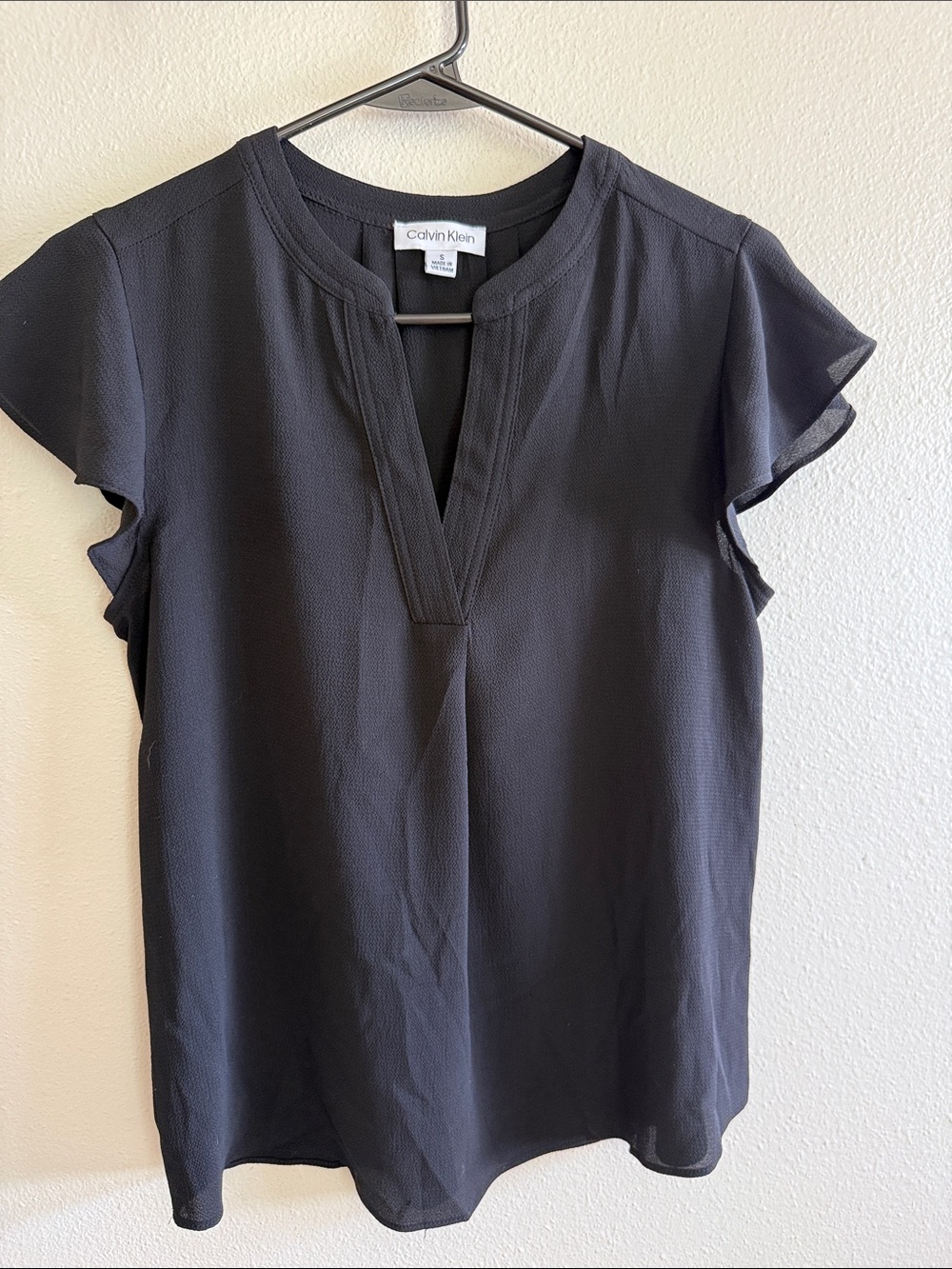Calvin Klein Women's Black Notch-Neck Flutter Sleeve Blouse